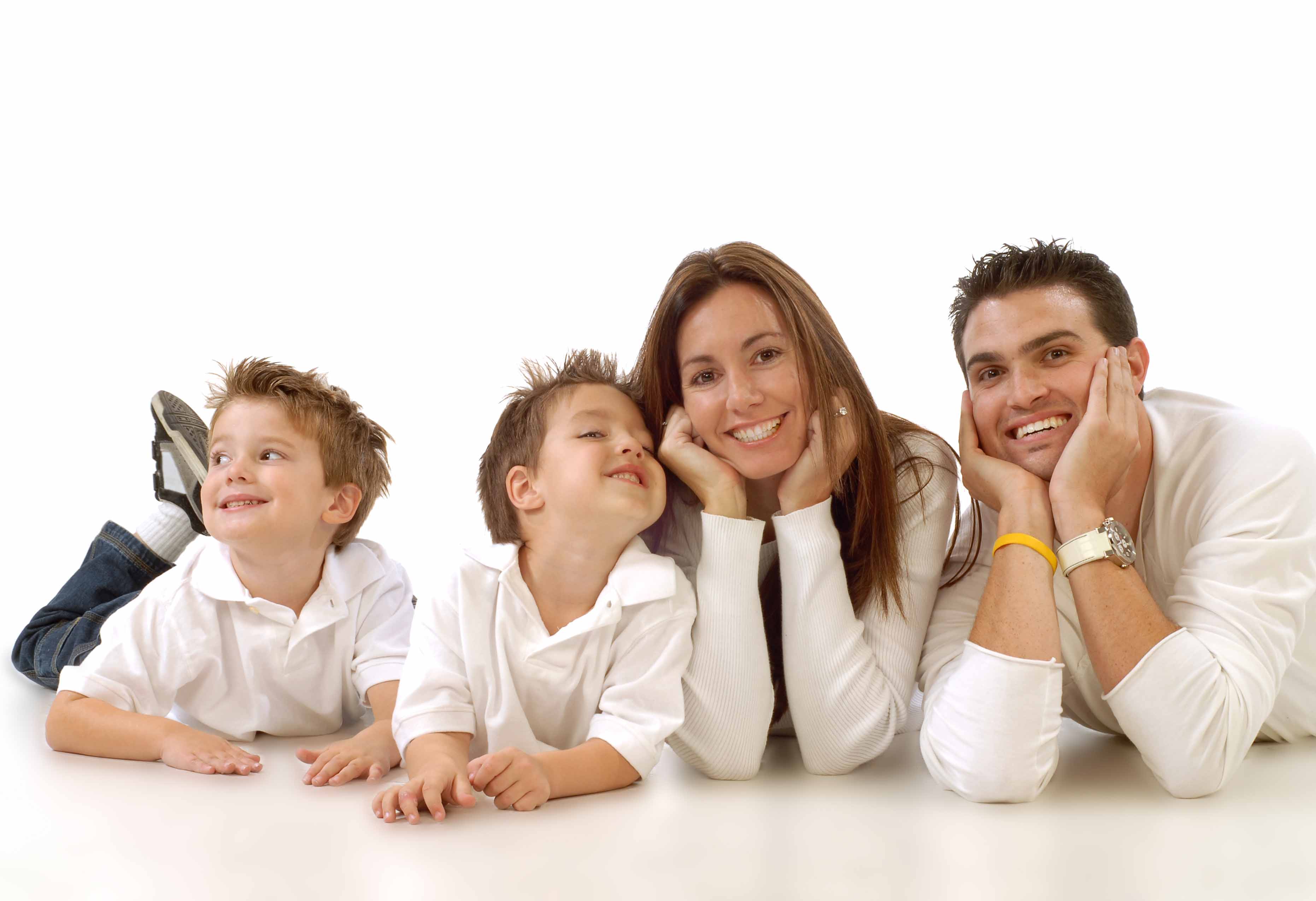 Семейная форма. Семья. Семейная педагогика. Семья на белом фоне. Родители на белом фоне.